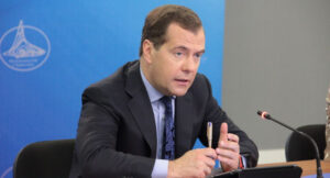 Медведев назвал главкома ВСУ Драпатого «куском говна» после слов о русских — Город