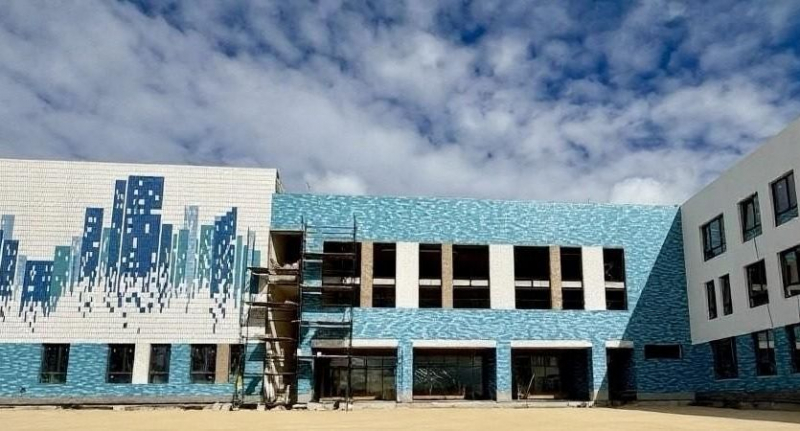 Мурал с панорамой мегаполиса появился на фасаде школы в ЖК «Мытищи Парк» — Благоустройство