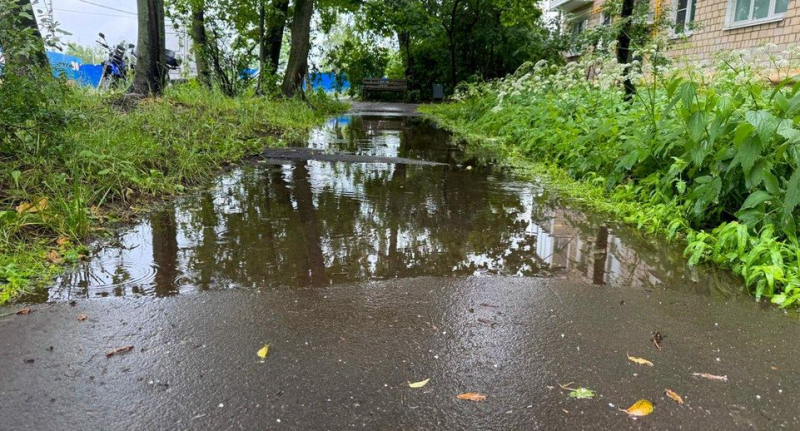 В Екатеринбурге мощный ливень затопил студию ароматов и парализовал движение — Транспорт